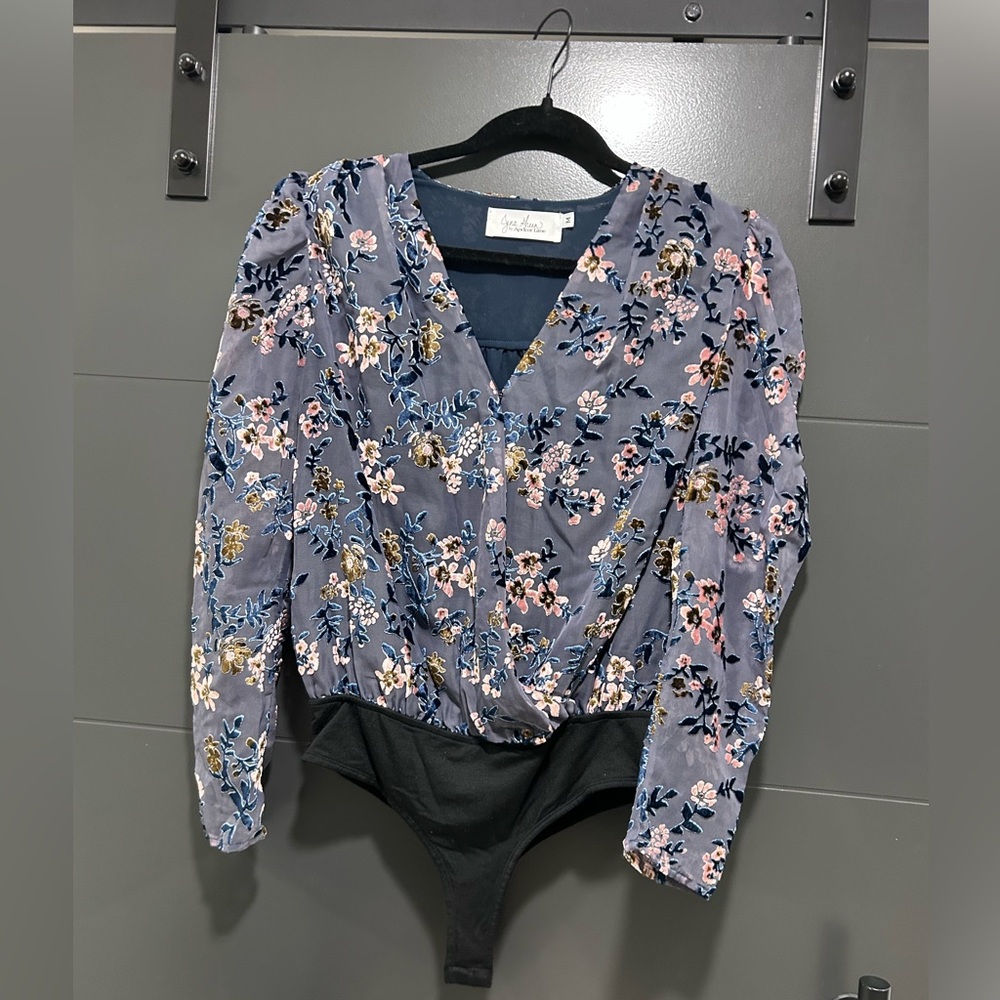 Apricot Lane Women’s Size Medium Blue Floral Velveteen Bodysuit